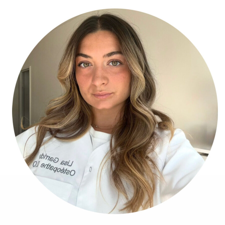 Lisa Garrido, ostéopathe D.O., en blouse professionnelle